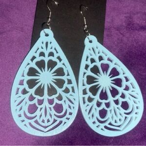 Large and lightweight earrings